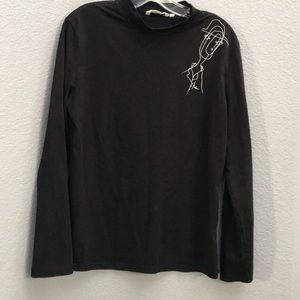 A long -sleeve cotton top .